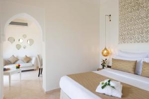 Postel nebo postele na pokoji v ubytování Marrakech Ryads Parc All inclusive