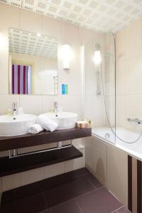 Ванная комната в Hôtel Vacances Bleues Balmoral
