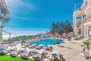 Bazén v ubytování Hotel Panorama De Luxe nebo v jeho okolí