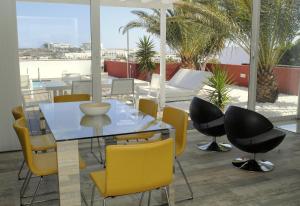 een tafel en stoelen op een terras met uitzicht bij Villa Maria by Villalia in Playa Blanca