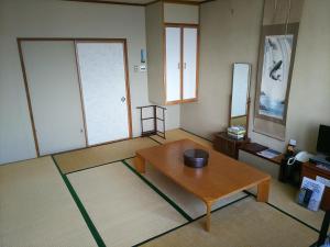 - un salon avec une table basse et une télévision dans l'établissement Hakodate Park Hotel, à Hakodate