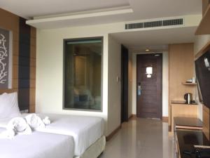 ein Hotelzimmer mit 2 Betten und einem TV in der Unterkunft Aqua Resort SHA Plus in Rawai Beach