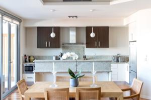 Η κουζίνα ή μικρή κουζίνα στο Constellation Apartments +19 φωτογραφίες