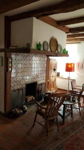 salon ze stołem i kominkiem w obiekcie Bauernhof Barlo w mieście Bocholt