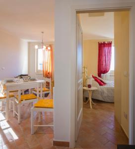 un soggiorno con tavolo e una sala da pranzo di Appartamento di Bianca C. ad Assisi