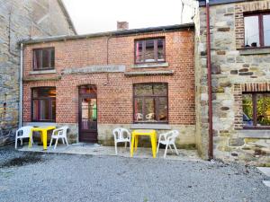 Villers-Sainte-GertrudeにあるVibrant Holiday Home in Durbuy with Gardenのレンガ造りの建物