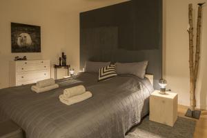 1 dormitorio con 1 cama grande y 2 almohadas en Schweizerhaus, en Alpirsbach