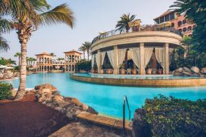 JOIA El Mirador by Iberostar -Adults Only内部或周边的泳池