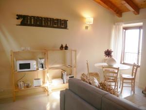 a living room with a couch and a microwave at Appartamenti Ca' nei Vicoli in Limone sul Garda