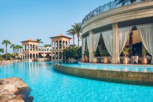 JOIA El Mirador by Iberostar -Adults Only内部或周边的泳池