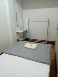 Rúm í herbergi á TT Hostel Chiangrai