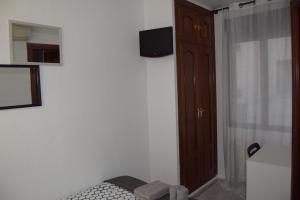 Телевизор и/или развлекательный центр в Hostal Rofer