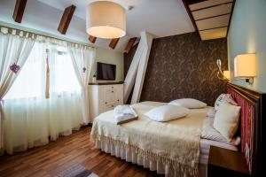 a bedroom with a bed and a large window at Soare-n Maramureș in Budeşti +39 photos