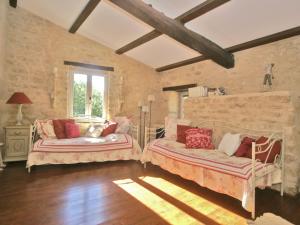 Postel nebo postele na pokoji v ubytování Provence Charm with Pool + 32 fotografií