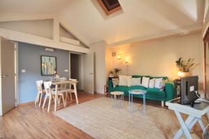 アヴィニョンにあるLoft Isis - Appartement Avignon centreのリビングルーム(緑のソファ、テーブル付)
