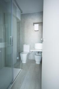 uma casa de banho com um WC e uma cabina de duche em vidro. em Sol Playa em Valência