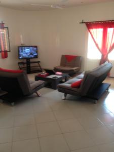 sala de estar con 2 sillas y TV en La Somonoise, en Somone