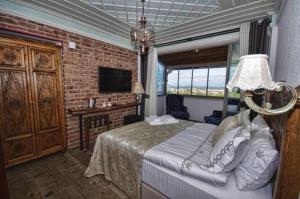 TV a/nebo společenská místnost v ubytování Ayşe Hanım Konağı