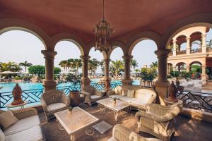 JOIA El Mirador by Iberostar -Adults Only内部或周边的泳池