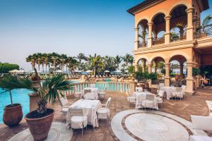 JOIA El Mirador by Iberostar -Adults Only内部或周边的泳池