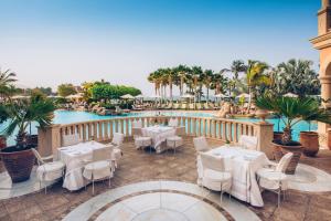 JOIA El Mirador by Iberostar -Adults Only内部或周边的泳池