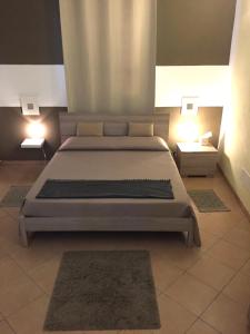 a bedroom with a large bed and two lamps at RESIDENZA SERENA B&B - Centro Storico in Mantova