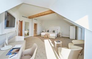 a bedroom with a bed and a living room at Appartements La Cigale in Arzon