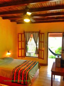 Gulta vai gultas numurā naktsmītnē Hotel and Restaurant Guancascos