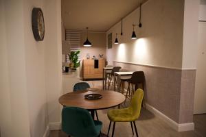 - une salle à manger avec une table et des chaises dans l'établissement Mixage Living, à Campobasso