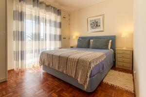 une chambre avec un lit et une fenêtre dans l'établissement CHIQUITA PLACE, Praia da Luz, à Luz