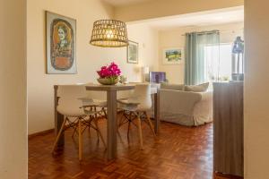 un salon avec une table avec des chaises et un canapé dans l'établissement CHIQUITA PLACE, Praia da Luz, à Luz