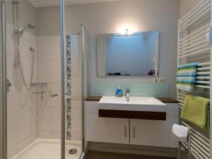 Koupelna v ubytování Appartement Lehnsweg 8, Büsum + 10 fotografií