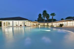 Bazén v ubytování Paestum Inn Beach Resort nebo v jeho okolí