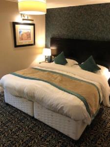 A bed or beds in a room at Globe Hotel Wetherspoon 