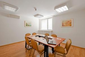 een vergaderzaal met een tafel en een laptop erop bij Hotel Reytan in Warschau