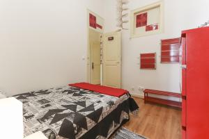 リスボンにあるRed Almirante by Homingのベッドルーム1室(ベッド1台、赤い冷蔵庫付)