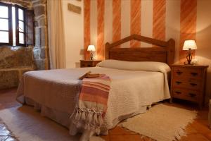 una camera con letto, cassettiera e finestra di Lugar dos Devas a Covelo