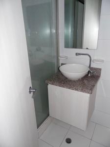 Ένα μπάνιο στο APARTAMENTO CON HERMOSA VlSTA AL MAR EN EL RODADERO +25 φωτογραφίες