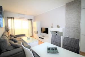 TV a/nebo společenská místnost v ubytování Fantastic apartment near the beach
