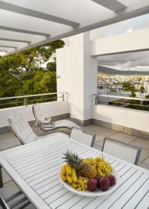 Uma varanda ou terraço em the coolest loft and terrace-varkiza sea view