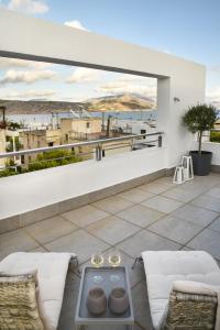 Uma varanda ou terraço em the coolest loft and terrace-varkiza sea view