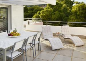 Uma varanda ou terraço em the coolest loft and terrace-varkiza sea view
