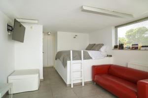 Uma TV ou centro de entretenimento em the coolest loft and terrace-varkiza sea view