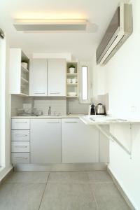A cozinha ou cozinha compacta de the coolest loft and terrace-varkiza sea view