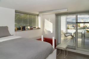 Cama ou camas em um quarto em the coolest loft and terrace-varkiza sea view