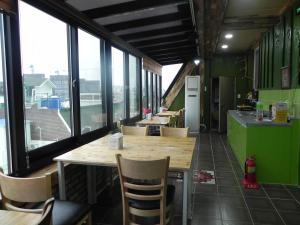 Jeonju International Hostel的厨房或小厨房