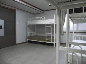 מיטה או מיטות קומותיים בחדר ב-Jeonju International Hostel