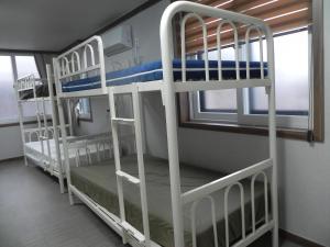 Jeonju International Hostel客房内的一张或多张双层床