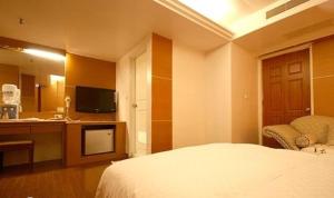 Postel nebo postele na pokoji v ubytování Zaw Jung Business Hotel