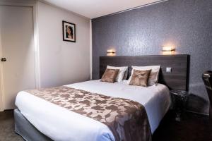 Krevet ili kreveti u jedinici u objektu Hotel Acadie Orly Morangis